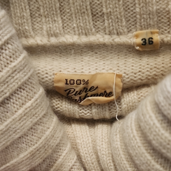 Cashmere Vintage Cream Cowl Neck Sweater with Ribbed Detailing - Picture 3 of 7